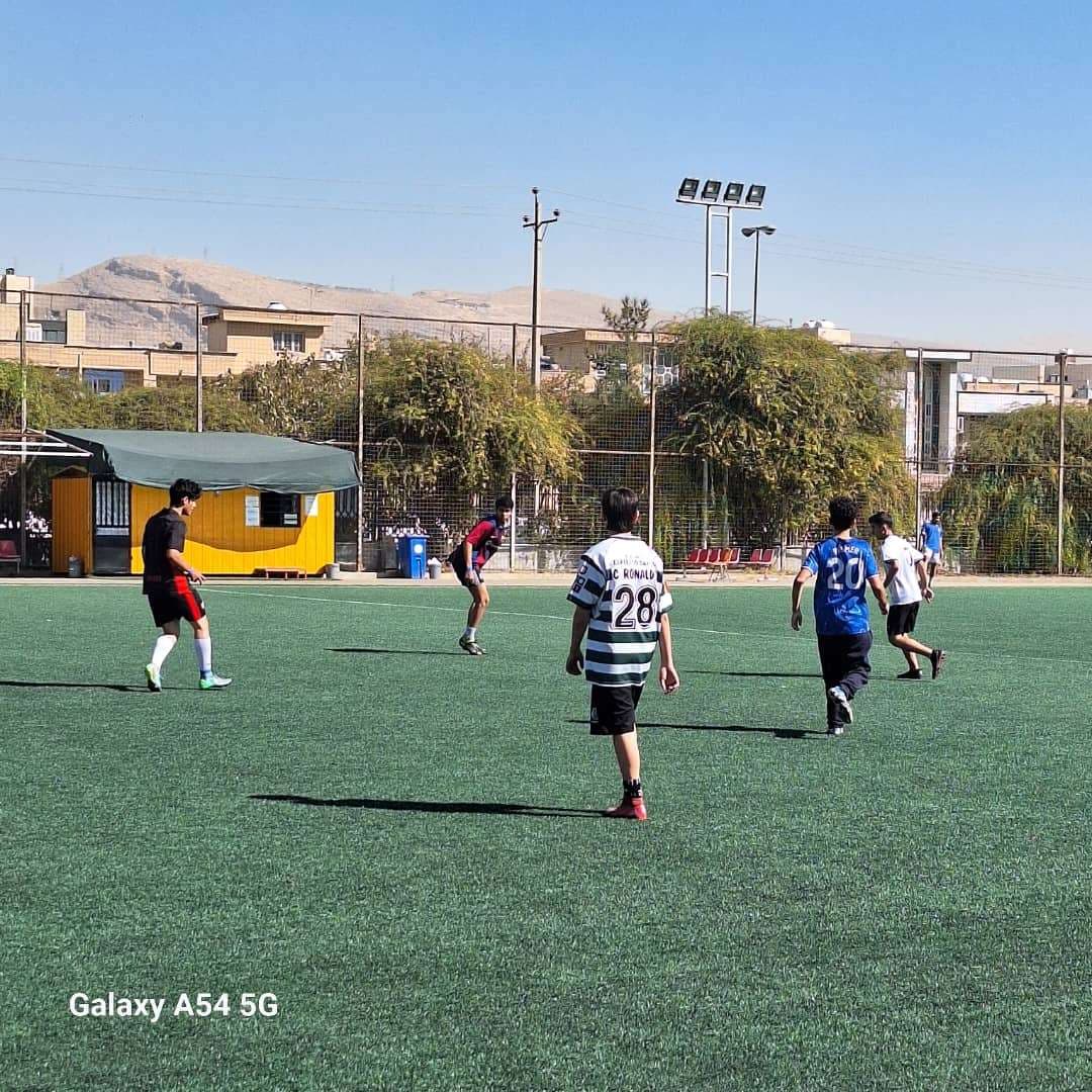 برگزاری کلاس تربیت بدنی در زمین چمن ورزشگاه دانشگاه صنعتی شیراز